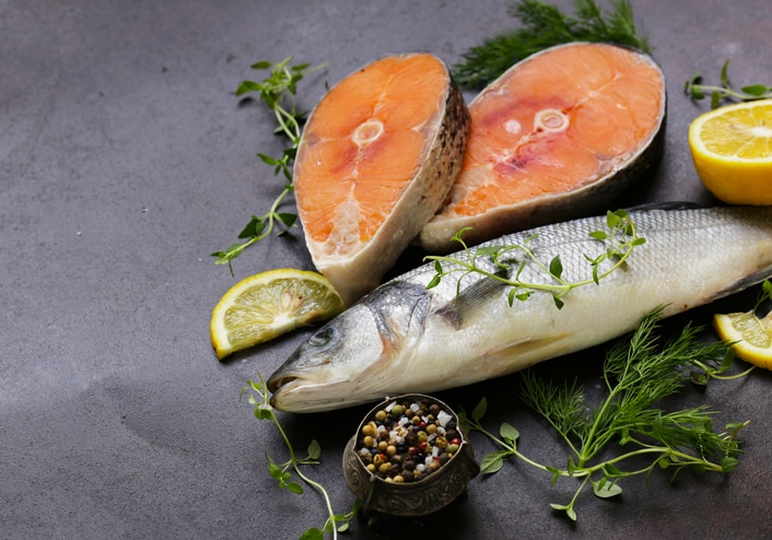 Cara glow up alamai dengan makan makanan sehat berupa ikan berlemak seperti ikan herring, sarden, dan salmon