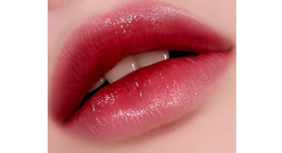 Sempurnakan dengan glossy blurred lips